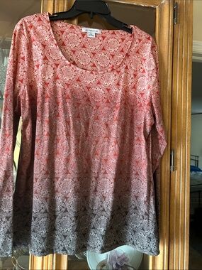 Liz Claiborne Red to Black Ombre Medallion Long Sleeve Scoop Neck Top